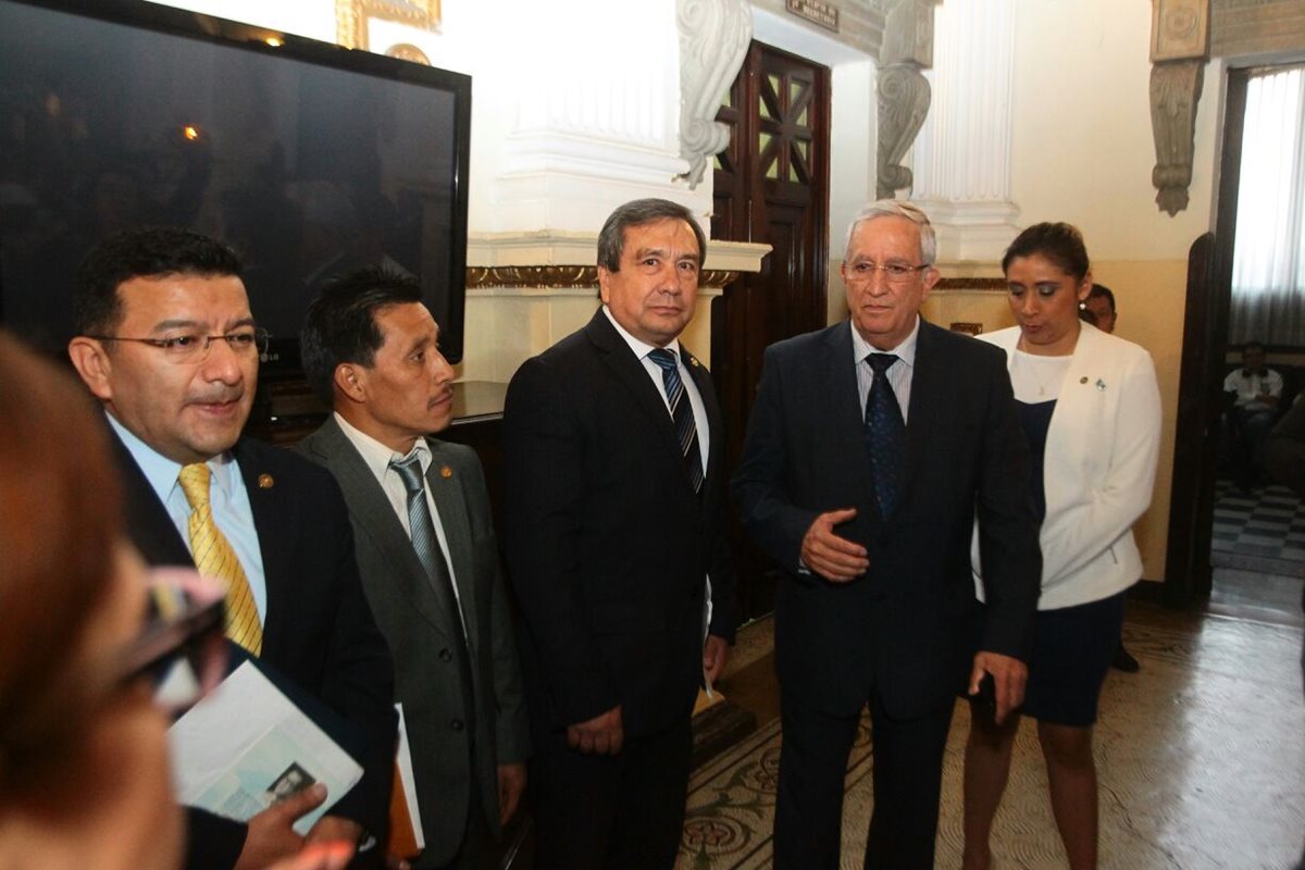 German Velásquez, Mario Pérez, Julio Longo, Oliverio García y Eva Monte, integrantes de la comisión pesquisidora. (Foto: Alvaro Interiano)