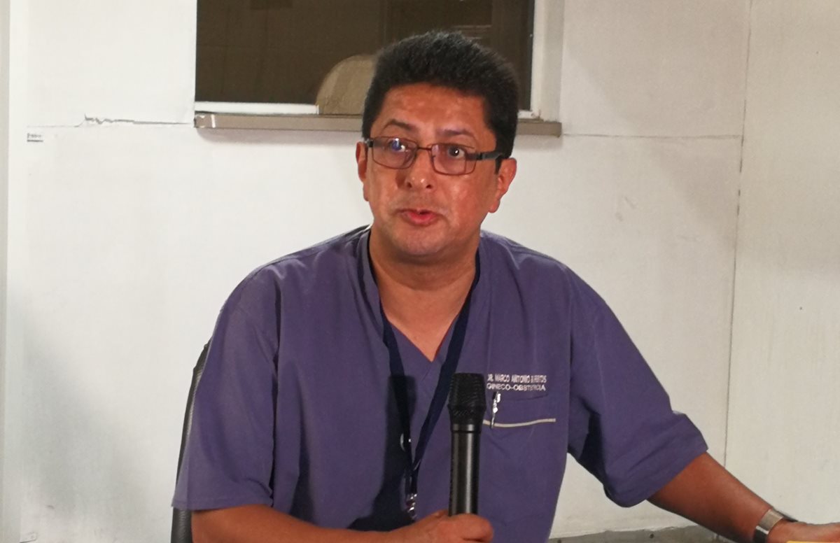 El director del Hospital Roosevelt Marco Antonio Barrientos explica los recientes exámenes practicados a los siameses. (foto Prensa Libre)