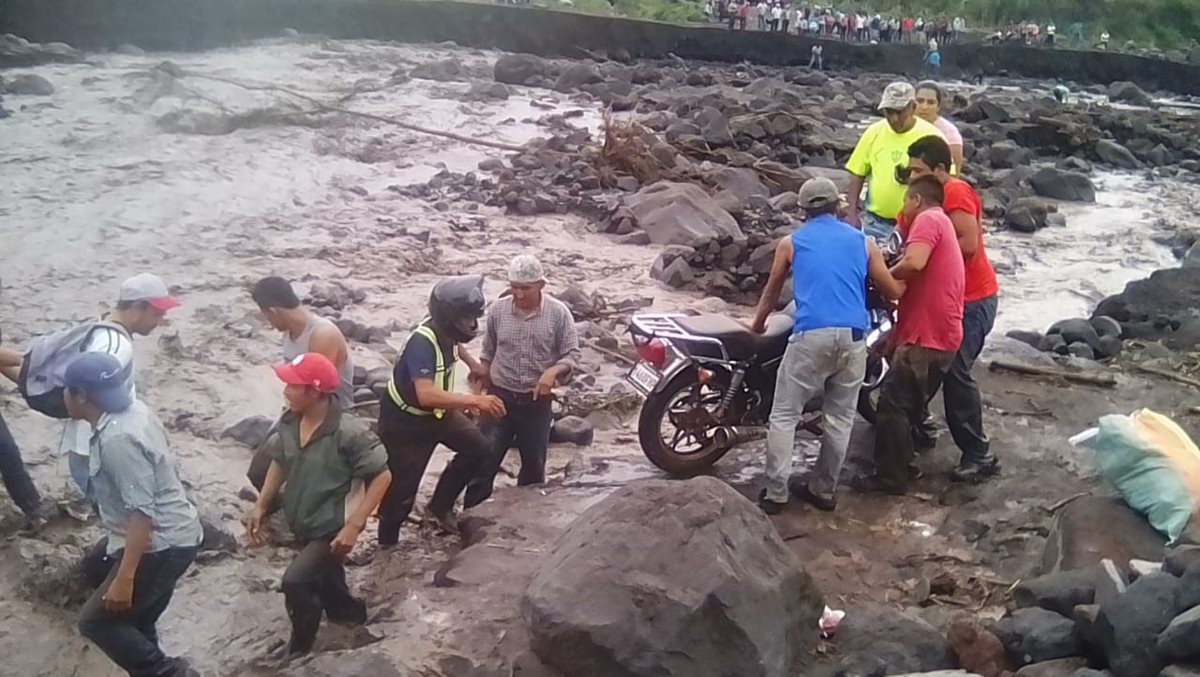 La CONRED ha lanzado una alerta debido a la presencia de dos sistemas de baja presión en los litorales.