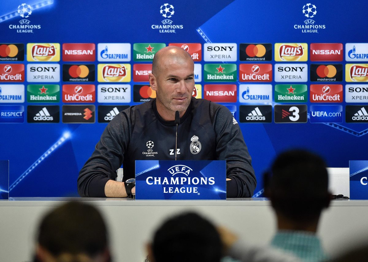 El técnico francés Zinedine Zidane durante la conferencia de prensa previo al juego contra el Bayern Múnich. (Foto Prensa Libre: AFP)