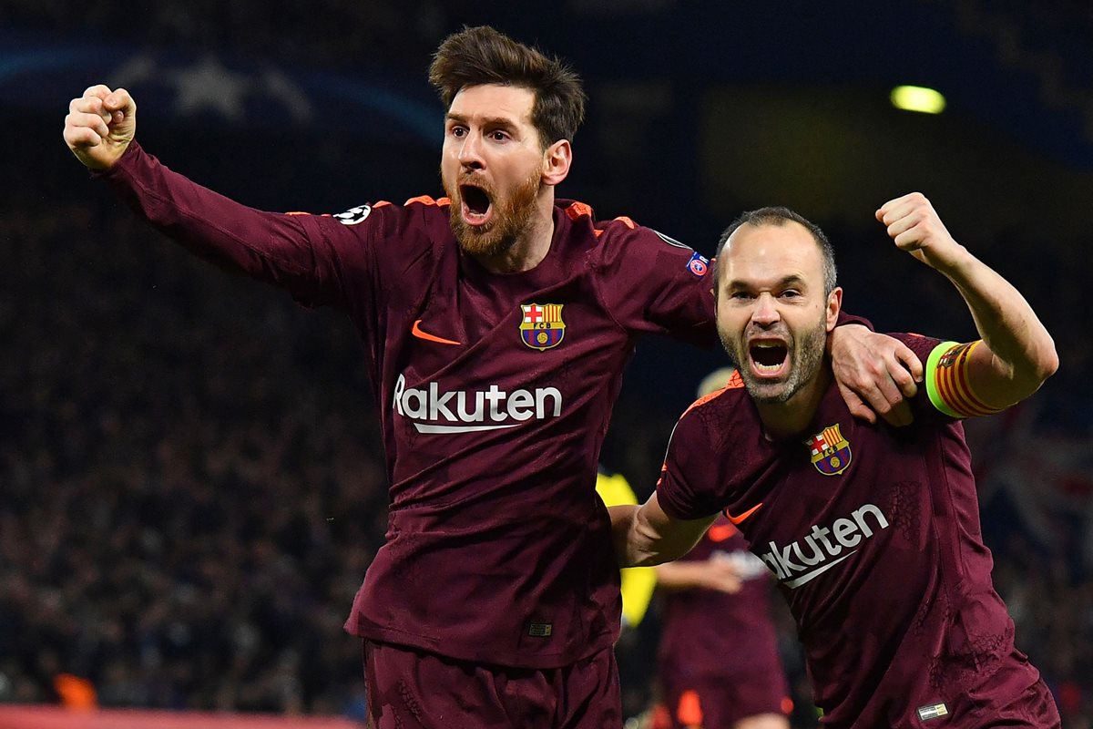 Lionel Messi festeja con Andrés Iniesta, después de anotarle por primera vez al Chelsea. (Foto Prensa Libre: AFP)