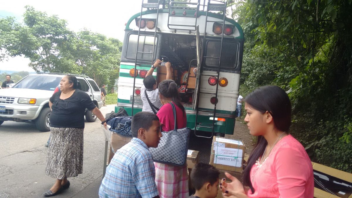 Pasajeros bajan de autobús donde dos personas murieron a balazos, en Cuilapa, Santa Rosa. (Foto Prensa Libre: Oswaldo Cardona)