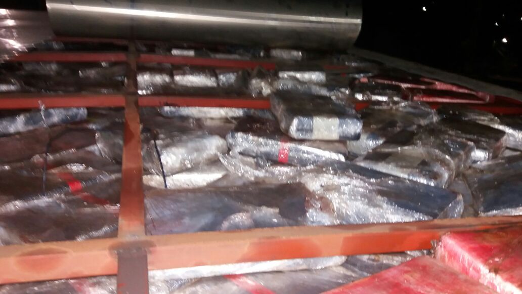 La droga estaba escondida en el techo del camión. (Foto Prensa Libre: MP)