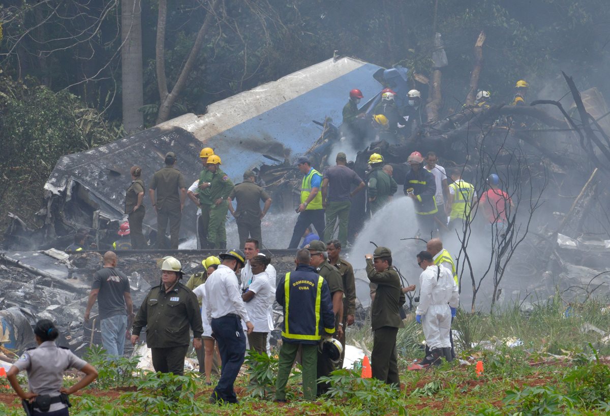 El avión que se accidentó cerca del Aeropuerto José Martí, en La Habana, Cuba, llevaba 104 pasajeros y nueve tripulantes. (Foto Prensa Libre: AFP)