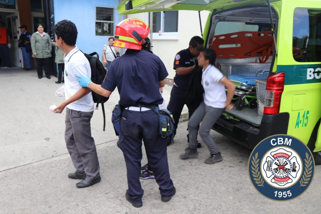 Bomberos Municipales ingresan a la emergencia del Hospital Roosevelt a los estudiantes. (Foto Prensa Libre: Cortesía CBM)