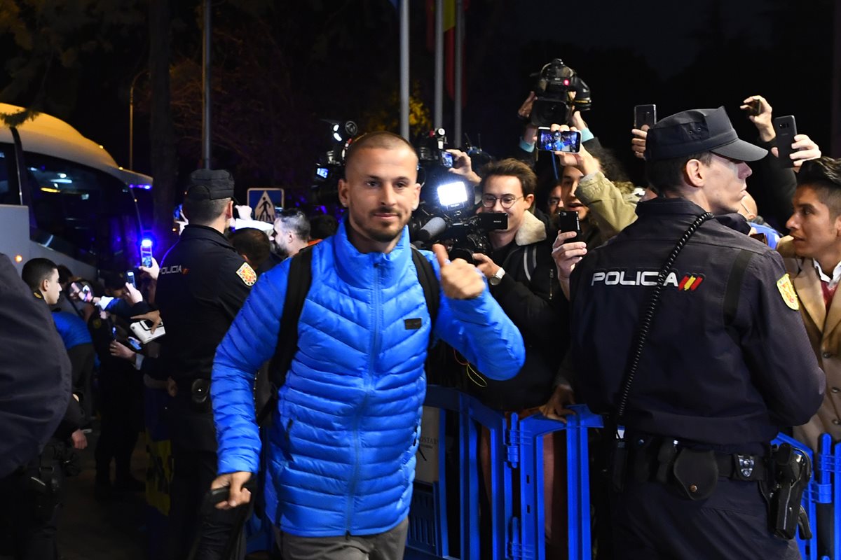 Dario Benedetto a la llegada de Boca Juniors al hotel de concentración. (Foto Prensa Libre: AFP)