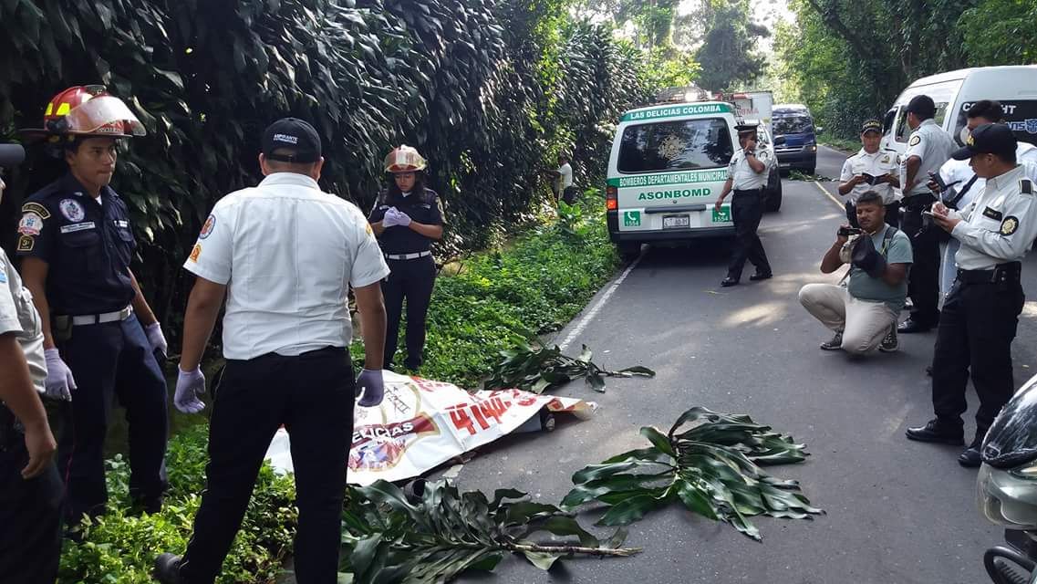 Autoridades resguardan el lugar donde fue asesinado un hombre en la lotificación Belén, de Colomba Costa Cuca. (Foto Prensa Libre: Cortesía)