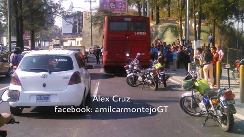 Pese a que el ataque armado ocurrió a las 14.50 horas a las 19.53 horas, aún hay atasco y la unidad no ha sido retirado del lugar del hecho. (Foto Prensa Libre: Amílcar Montejo)