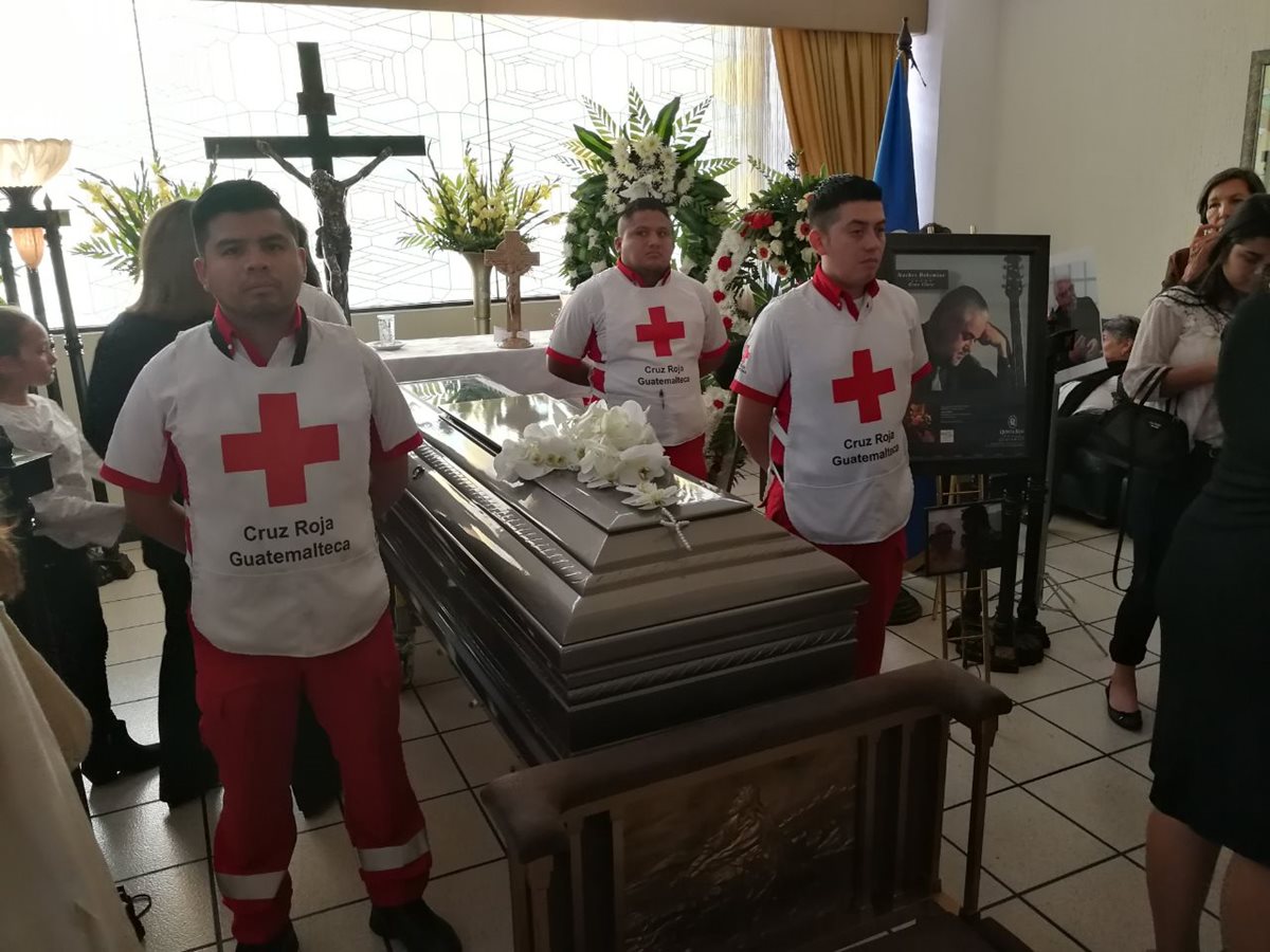 Miembros de la Cruz Roja Guatemalteca acompañan el cuerpo del artista Luis Galich.