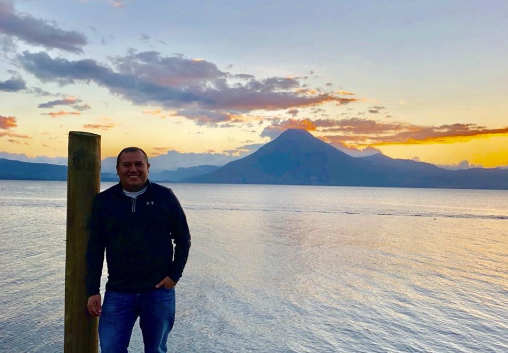 El médico Adrián Molina Palacios se comunicó con sus compañeros para que alertaran a los bomberos sobre que la lancha en que viajaba se hundía. (Foto Prensa Libre: Tomada de Facebook)