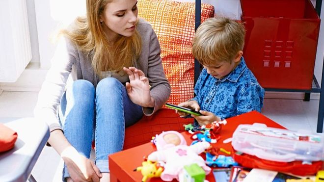 La aplicación analiza las cuentas de las niñeras en redes sociales para buscar publicaciones que puedan ser motivo de preocupación para los padres. (GETTY IMAGES)