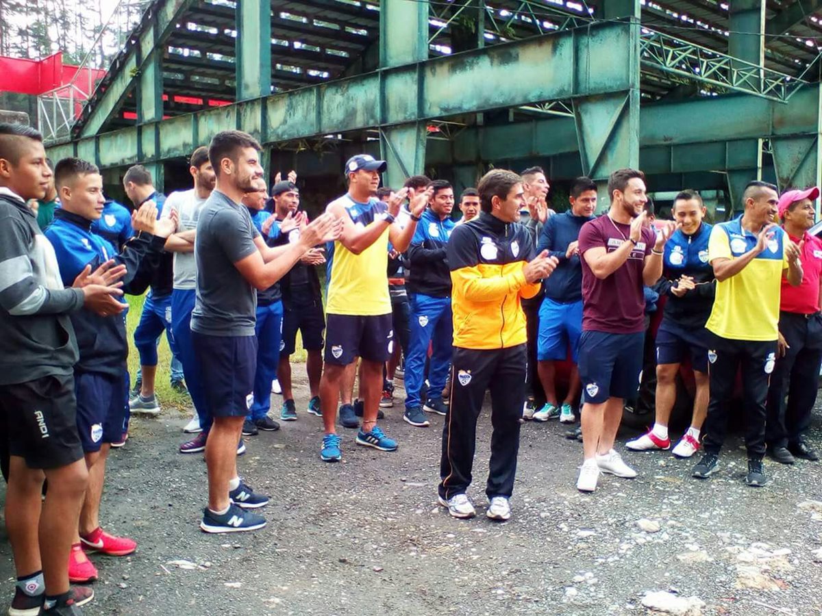 Los jugadores de Cobán Imperial aplauden antes de abordar el bus que los traslada a la ciudad capital para el juego contra Petapa. (Foto Prensa Libre: cortesía La Red)