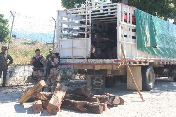 Agentes revisan  cargamento de madera.