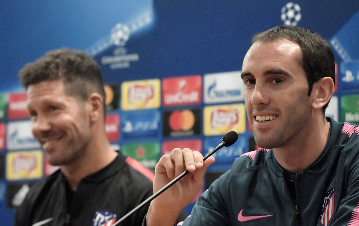 Diego Godín y Diego Simeone fueron los designado para hablar previo al duelo frente a la Roma en la Champions League. (Foto Prensa Libre: AFP)