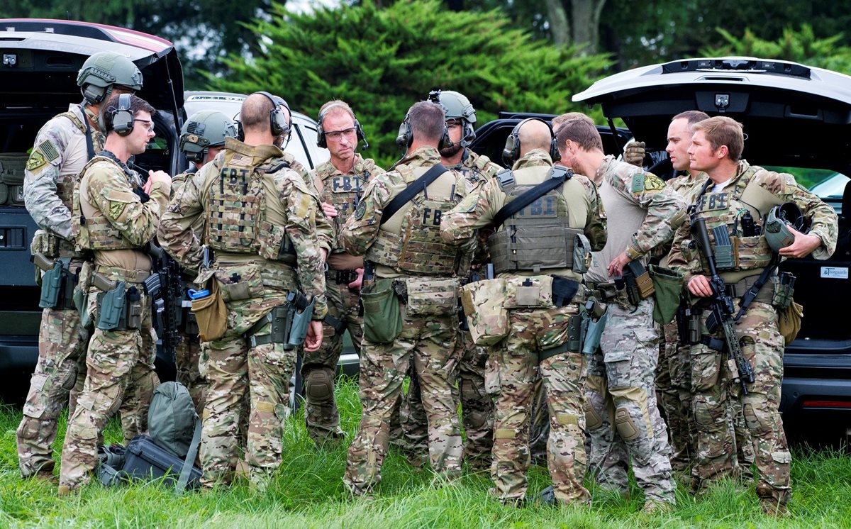 Agentes del FBI permanecen en el lugar donde se produjo un tiroteo en el condado de Harford, Maryland, EE.UU. (Foto Prensa Libre: EFE)