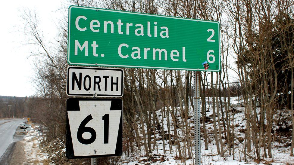 Solo unos pocos carteles en la carretera mencionan la cercanía de Centralia. Su código postal -17927- dejó de utilizarse en 2003.