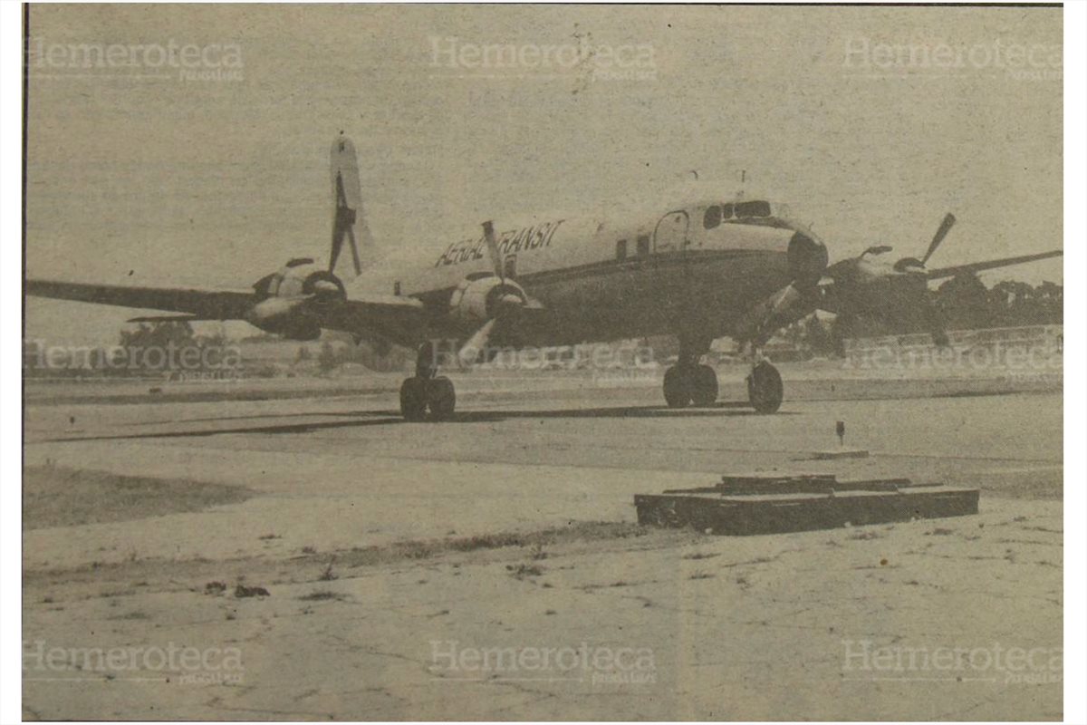 Avio?n cuatrimotor de la Aerial Transit Company, fue tomada el sa?bado en horas de la man?ana por uno de nuestros reporteros en la terminal ae?rea. 4/5/1990. (Foto: Hemeroteca PL)