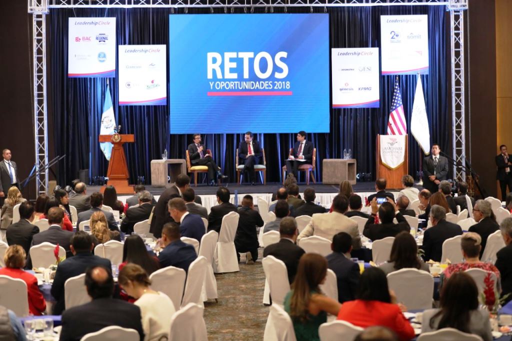 El presidente Jimmy Morales participa en el evento organizado por Amcham, Retos y Oportunidades 2018, lo acompañan  el embajador Luis Arreaga. (Foto Prensa Libre: Esbin García)