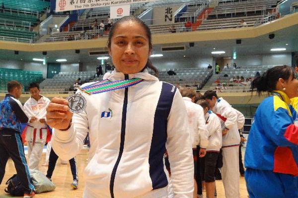 Cheili González muestra la presea de plata obtenida en el Campeonato Mundial de Karate Shito-Ryu.