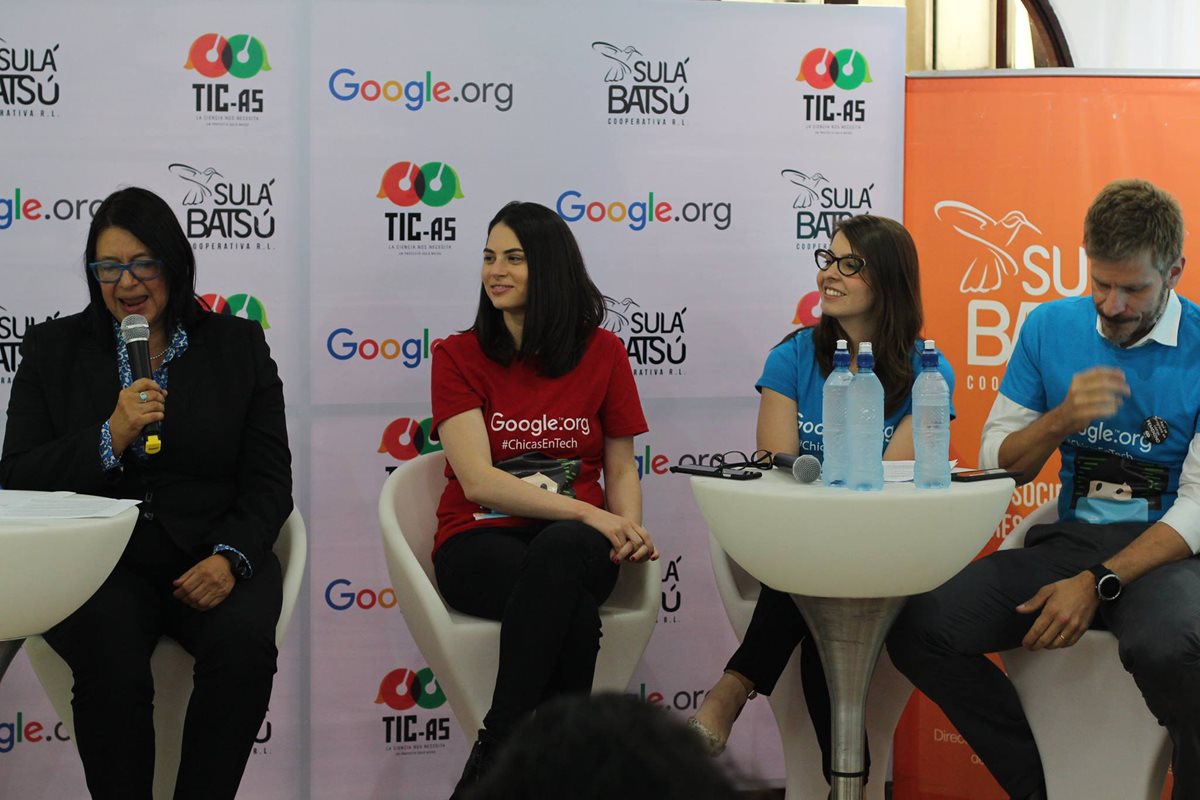 Kemly Camacho, de Sulá Batsú, y los representantes de Google.org, Liat Kaver, María Cristina Capello y Giovanni Stella, durante el lanzamiento. (Foto: Sulá Batsú)