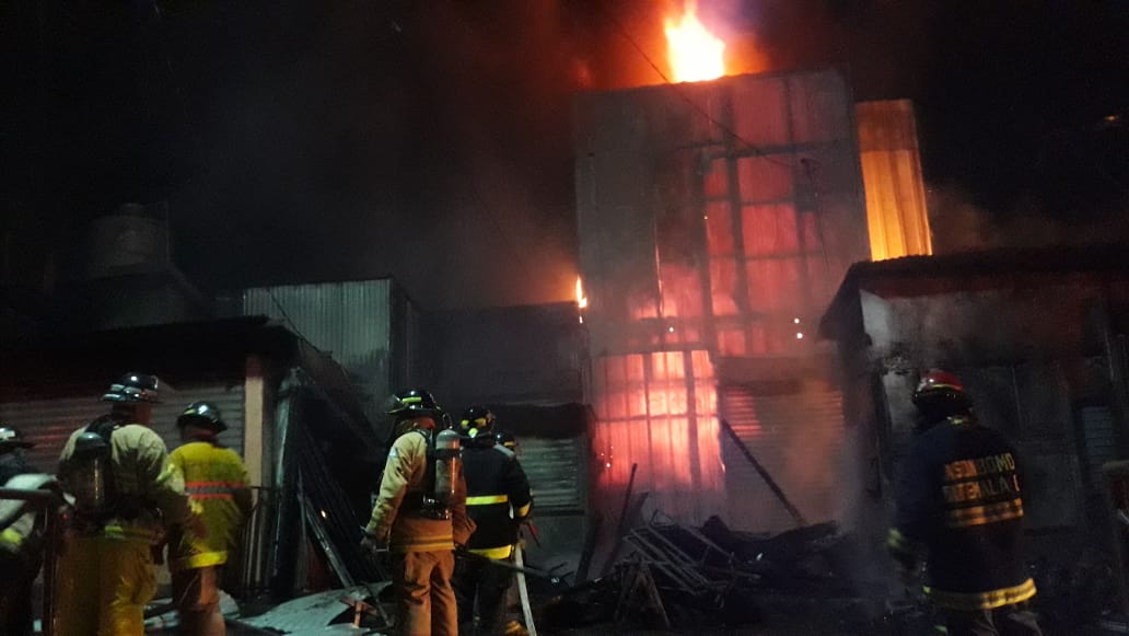 Socorristas intentan apagar el fuego en el mercado La Terminal de Chimaltenango. (Foto Prensa Libre: Víctor Chamalé)