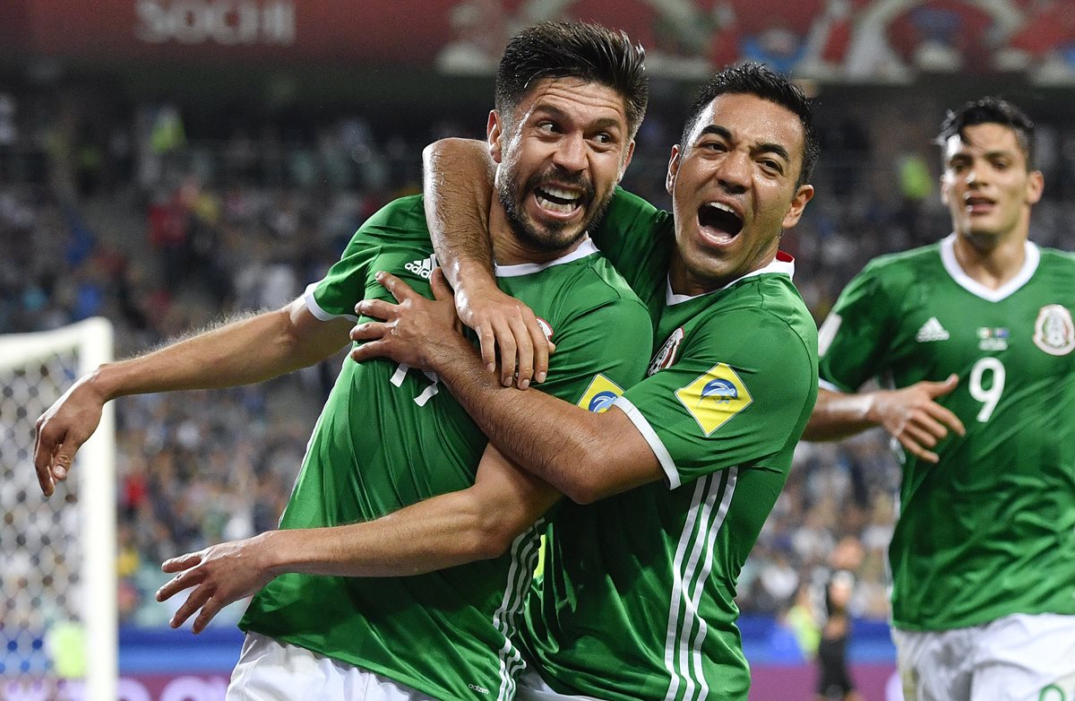 Oribe Peralta celebra con Marco Fabián después de anotar el 2-1 para México.