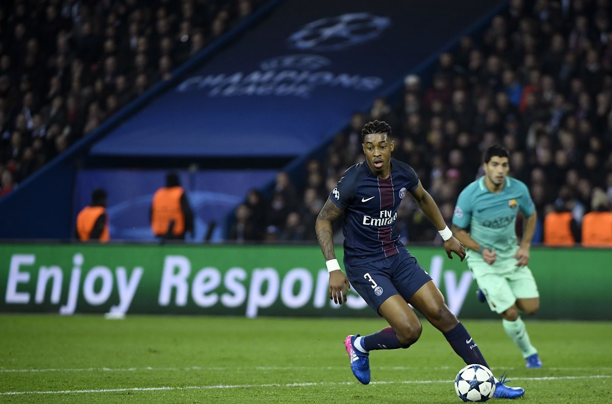 Kimpembe, un central francés de origen congoleño de 21 años, recibió hoy los elogios en Francia. Su misión no era nada fácil. (Foto Prensa Libre:AFP)