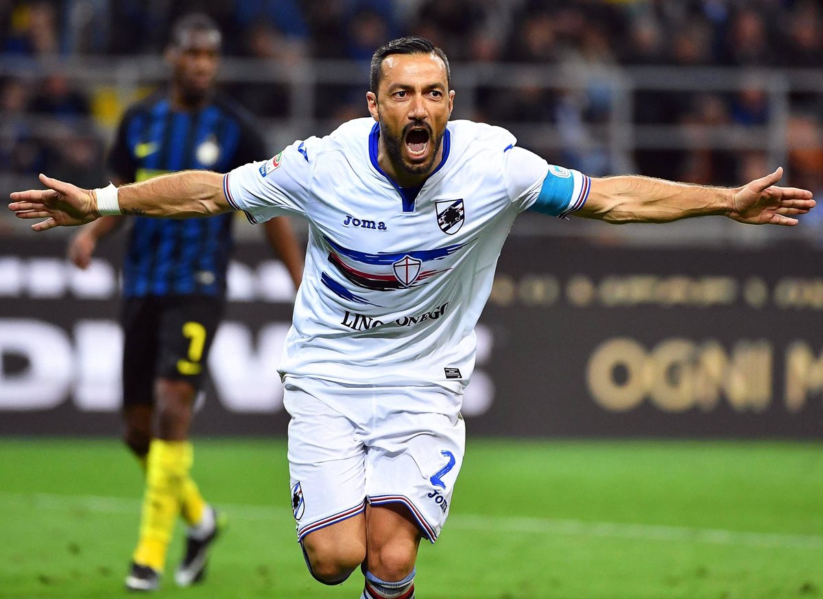 El jugador del Sampdoria Fabio Quagliarella celebra tras anotarle al Inter de Milán en el último juego de la jornada de la Serie A. (Foto Prensa Libre: EFE)