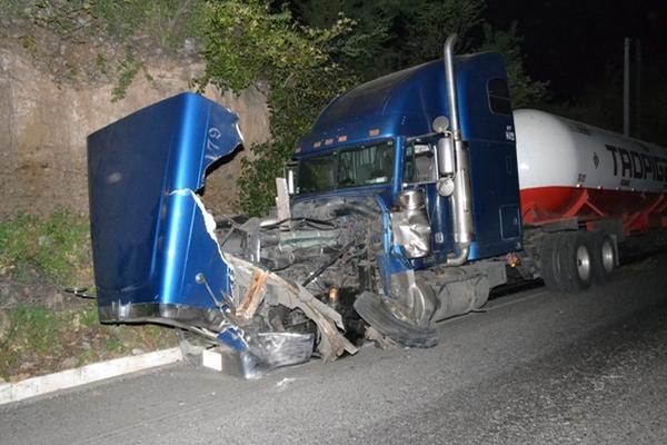 El comerciante colisionó contra un tráiler en ruta al Atlántico. (Foto Prensa Libre: Erick de la Cruz)