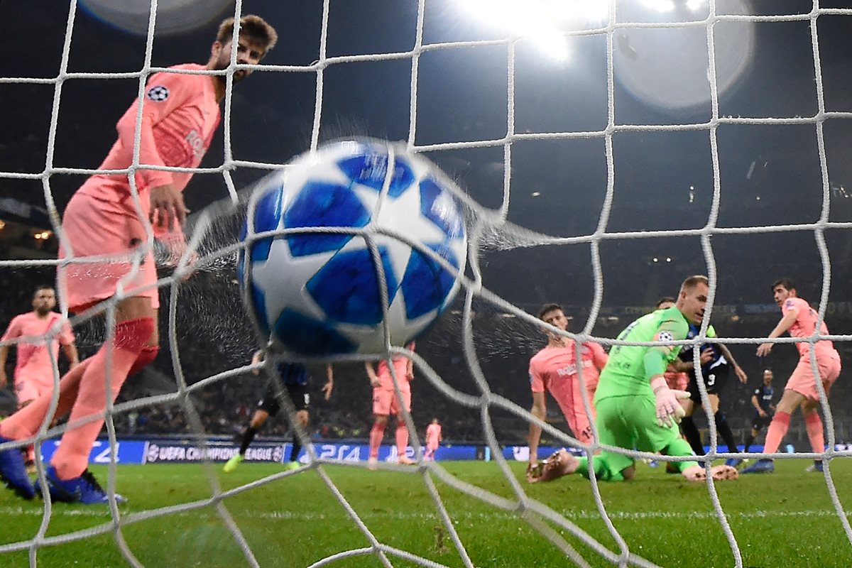 Marc-André Ter Stegen encaja el gol de Mauro Icardi. (Foto Prensa Libre: AFP)