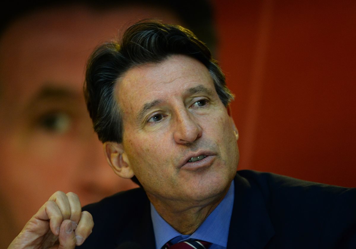 El presidente de la IAAF, Sebastián Coe durante la conferencia de prensa de este lunes. (Foto Prensa Libre: AFP)