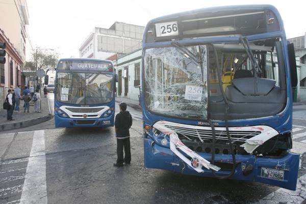 Un autobús del Transurbano chocó con otro autobús en la zona 1. (Foto Prensa Libre: Erlie Castillo )