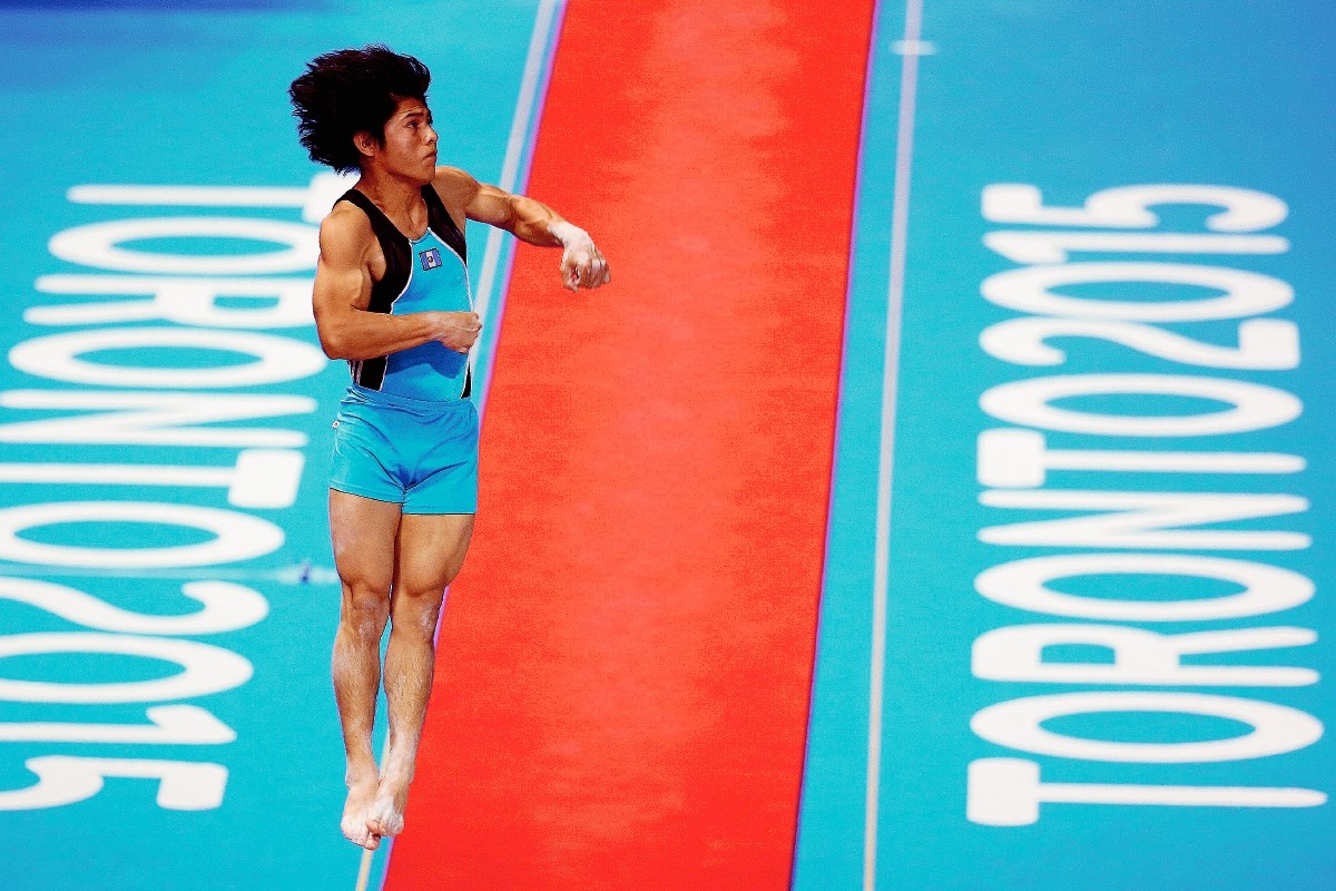 Jorge Vega conquistó la medalla de oro en la prueba de piso, el cual se convirtió en el mejor logró para la gimnasia guatemalteca. (Foto Prensa Libre: AFP)