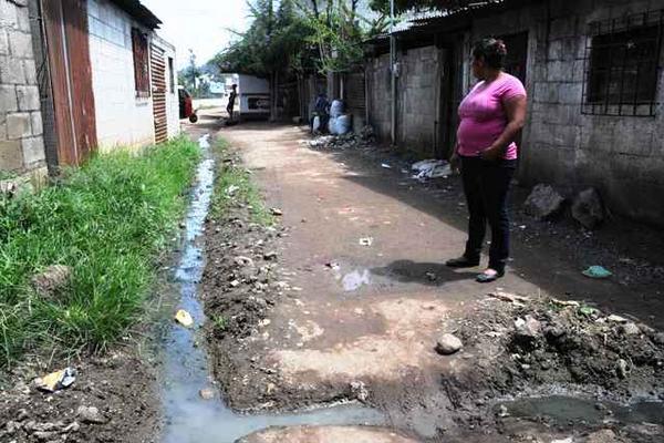 Aguas negras son caldo de cultivo para plagas. (Foto Prensa Libre: Oswaldo Cardona)