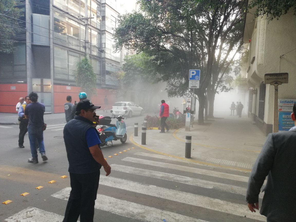 Entre crisis nerviosa, personas esperan en la calle tras un fuerte sismo registrado hoy en Ciudad de México. (Foto Prensa Libre: EFE)