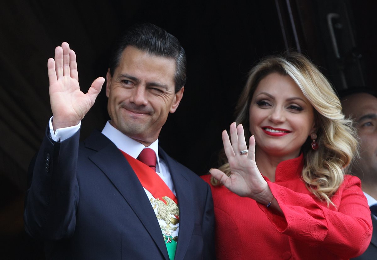 Enrique Peña Nieto y Angélica Rivera, en un acto público en 2015 (Foto Prensa Libre: EFE).