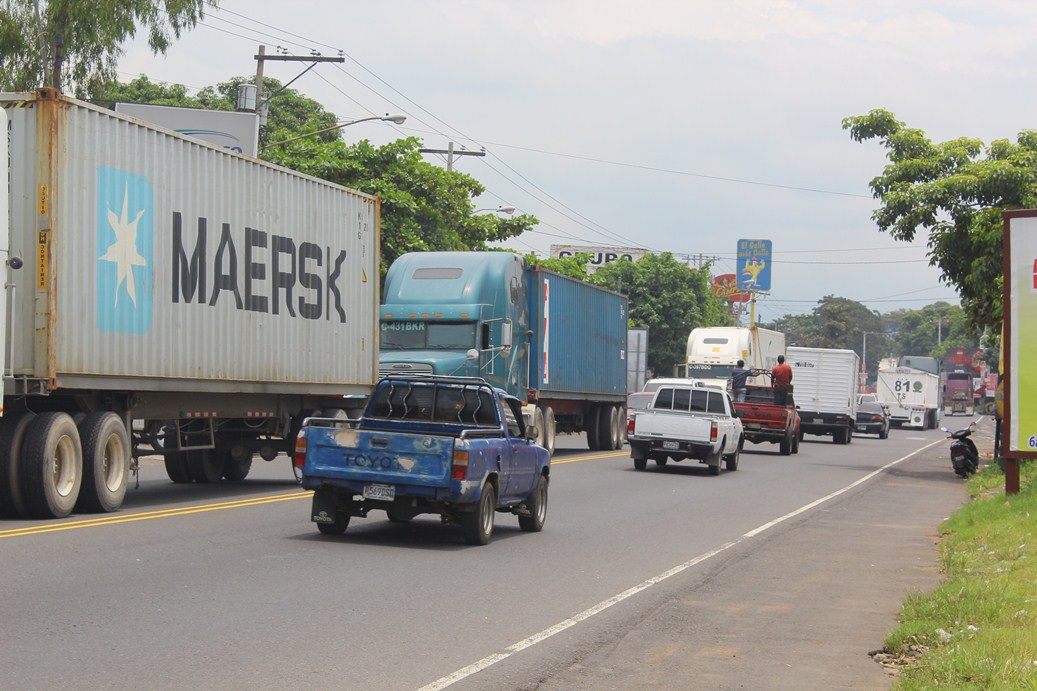 Tráileres causan congestionamiento en la ciudad de Escuintla. (Foto Prensa Libre: Melvin Sandoval)