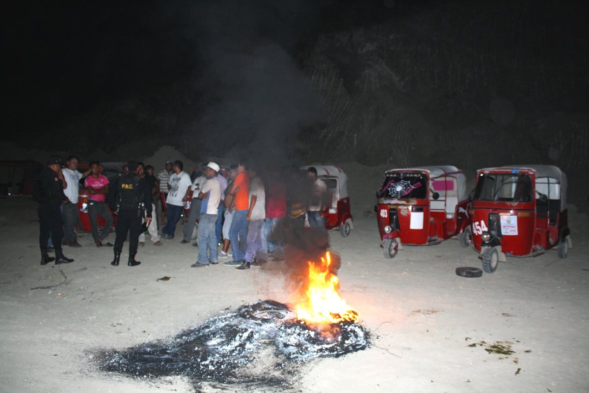 Agentes de la PNC dialogan con mototaxistas inconformes que exigen seguridad. (Foto Prensa Libre: Héctor Contreras)