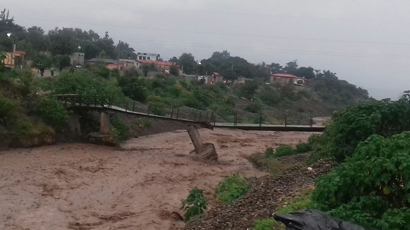 La columna central del puente Tuc Tuc, en Panajachel, Sololá, fue dañada por correntadas del río San Francisco y la extracción de arena para construcción. (Foto Prensa Libre: Ángel Julajuj)