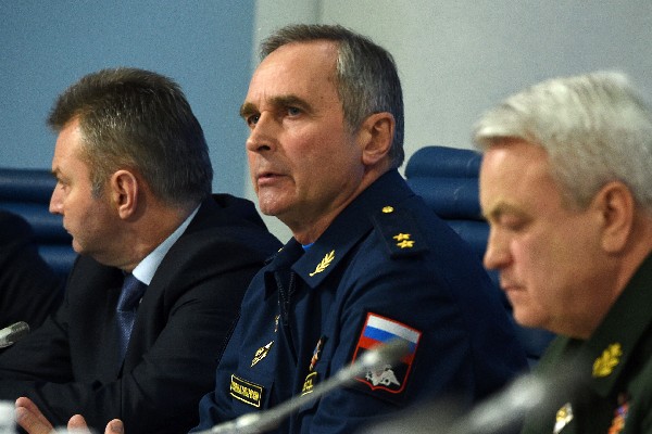 Sergéi Bainetov (C) asiste a una conferencia de prensa sobre el accidente aéreo. (Foto Prensa Libre: AFP)