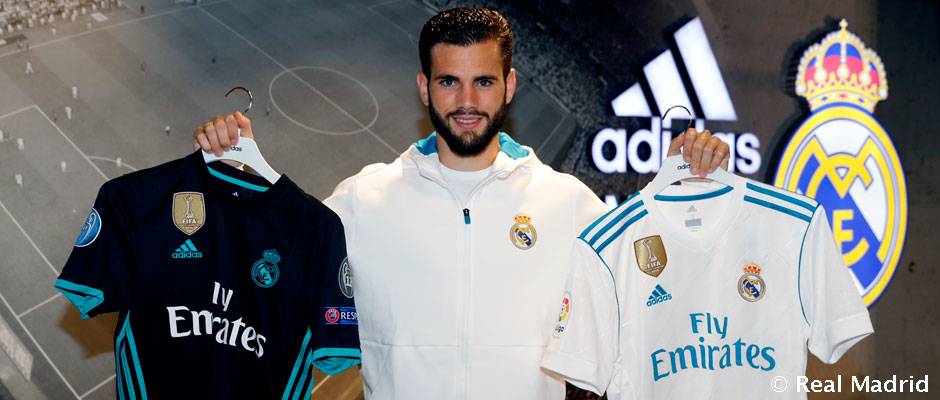 Nacho presume las dos nuevas pieles del bicampeón de Europa. (Foto Prensa Libre: cortesía Twitter Real Madrid)