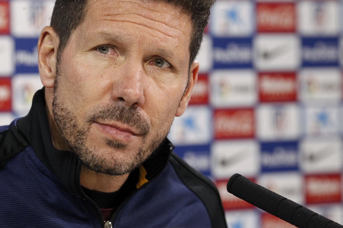 El técnico Diego Simeone del Atlético de Madrid, sólo dos triunfos en dieciocho choques contra el Barcelona. (Foto prensa Libre: EFE)