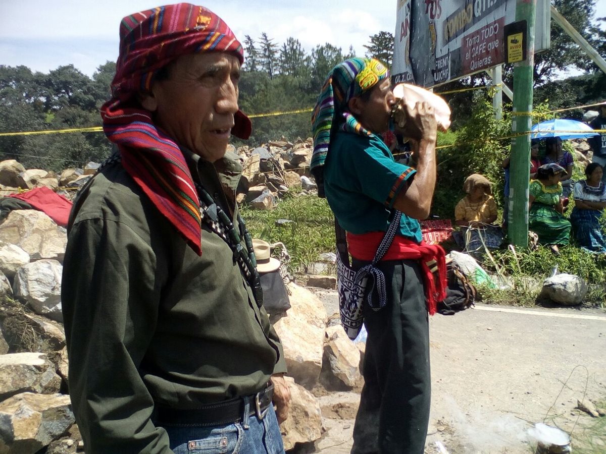 Con el sonido producido por un caracol, los sacerdotes mayas realizan ceremonia en el km 165, donde hubo un hundimiento, en Santa Cruz del Quiché. (Foto Prensa Libre: Héctor Cordero)