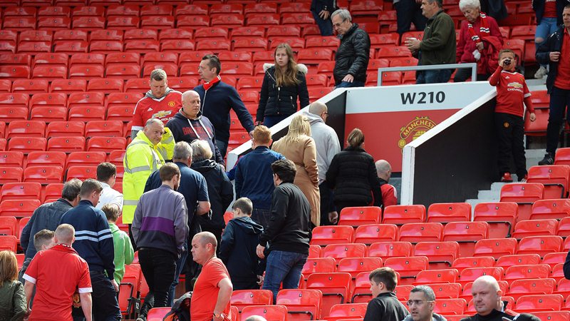 La afición del United no pudo ver jugar a su equipo y fueron evacuados por precaución. (Foto Prensa Libre: EFE)