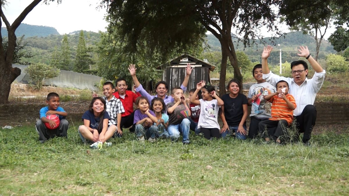 Óscar y Benjamín Gómez dieron a 12 niños la oportunidad de vivir la magia de la Navidad. (Foto Prensa Libre: Juan C. Rivera)