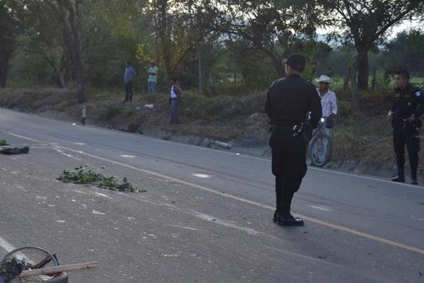 El cadáver de Wilfrido Armando Moscoso Polanco, de 34 años, quedó politraumatizado en el km 146, en la aldea La Fragua, Zacapa. (Foto Prensa Libre: Víctor Gómez)