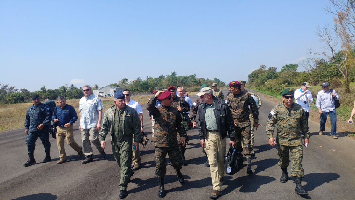 Sergio de la Peña, secretario adjunto de la Defensa de EE.UU. es acompañado por autoridades de Guatemala. (Foto Prensa Libre: Twitter @Min_Def_GT)