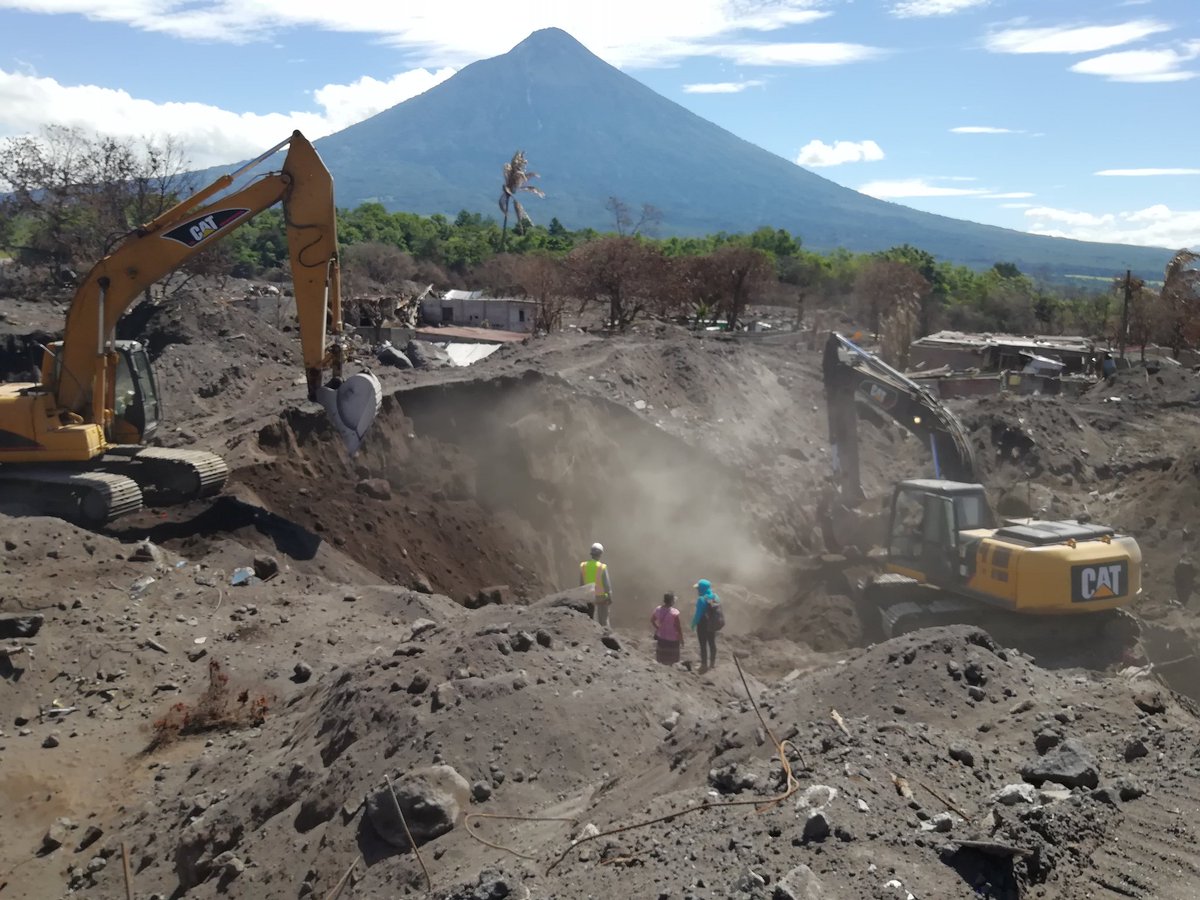 Maquinaria apoya búsqueda de restos en San Miguel Los Lotes. (Foto Prensa Libre: Enrique Paredes).