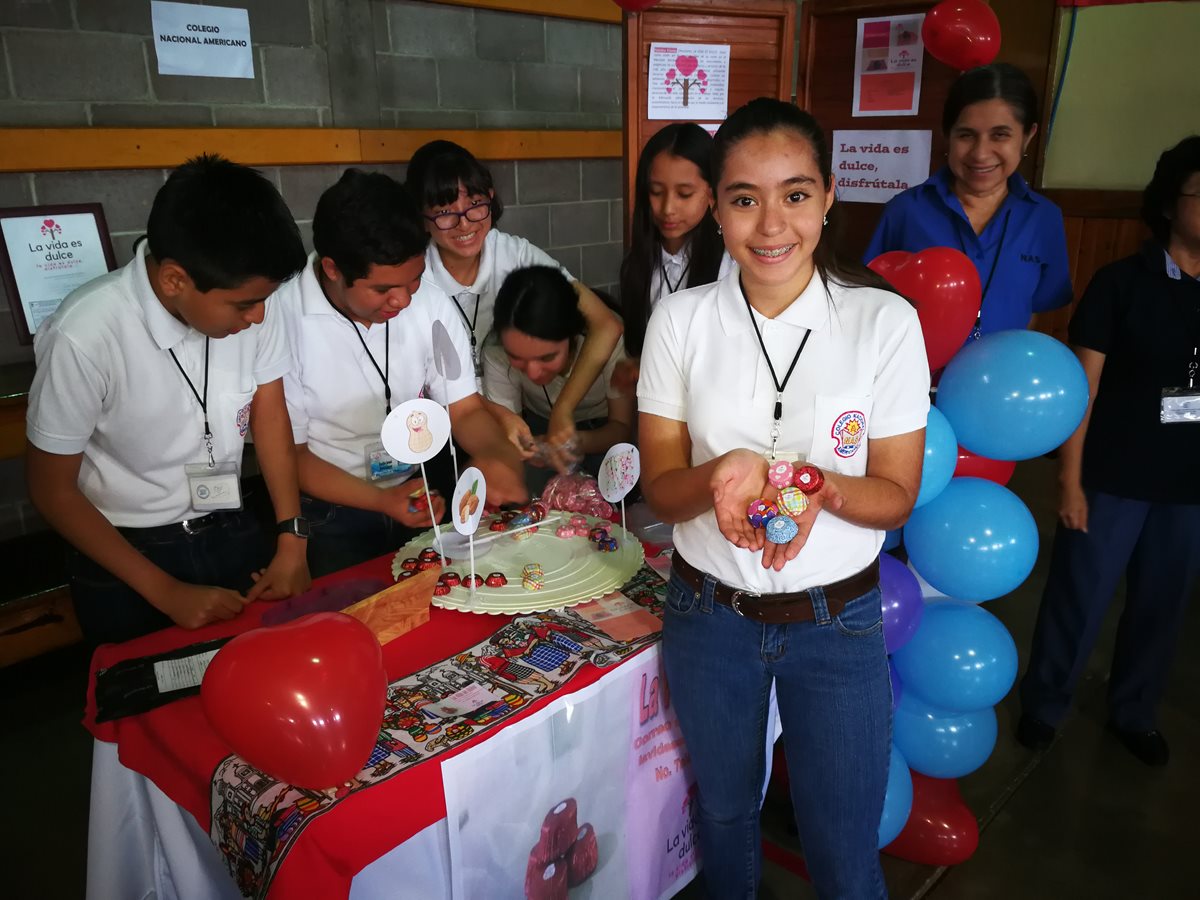 María Andrea Guerra Rodríguez, estudiante del Colegio Nacional Americano, muestra uno de los productos de chocolate que impulsan. (Foto Prensa Libre: Oscar García).