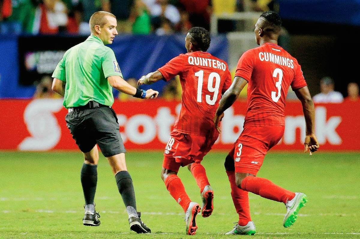 Mark Geiger el árbitro estadounidense que está en el ojo del huracán, por marcar un penal inexistente en el juego México-Panamá en la Copa Oro. (Foto Prensa Libre: AFP)